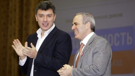 Opposition leaders Boris Nemtsov (L) and Garry Kasparov applaud during the inauguration congress of the anti-Kremlin "Solidarity" movement in Moscow December 13, 2008.  REUTERS/Denis Sinyakov  (RUSSIA) - RTR22KA2